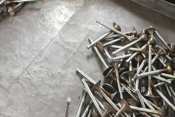 柴油機(jī)進(jìn)氣門(mén)人工用高頻加熱機(jī)淬火