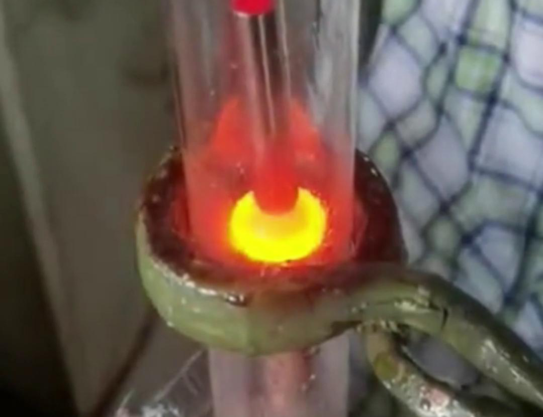 通過手持式高頻加熱機在氮氣保護下焊接銅管，可以獲得高質(zhì)量的焊縫，提高產(chǎn)品的性能和可靠性