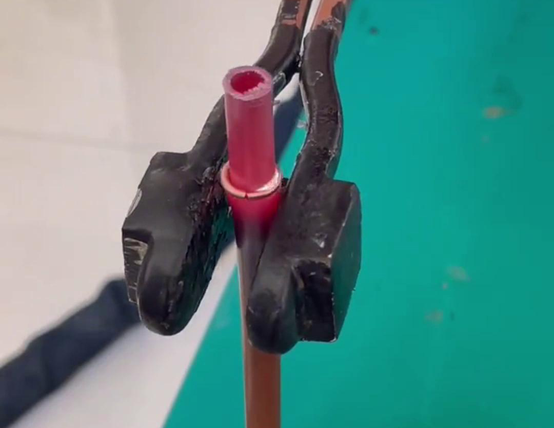 散熱器銅管對接焊用手持式高頻機，只要三秒就可以焊接完成，看一看效果如何