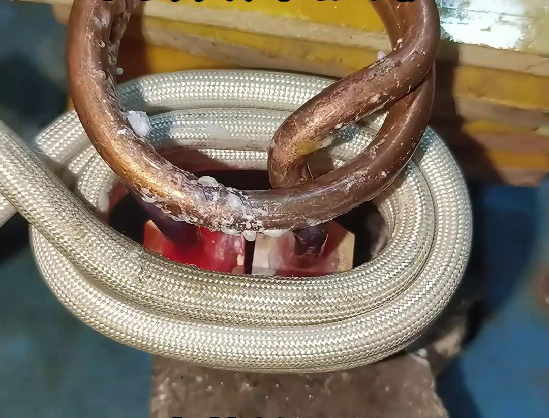 高頻焊接機(jī)能夠?qū)㈦姛峁艿淖香~和黃銅加熱到焊接溫度，提高了焊接效率